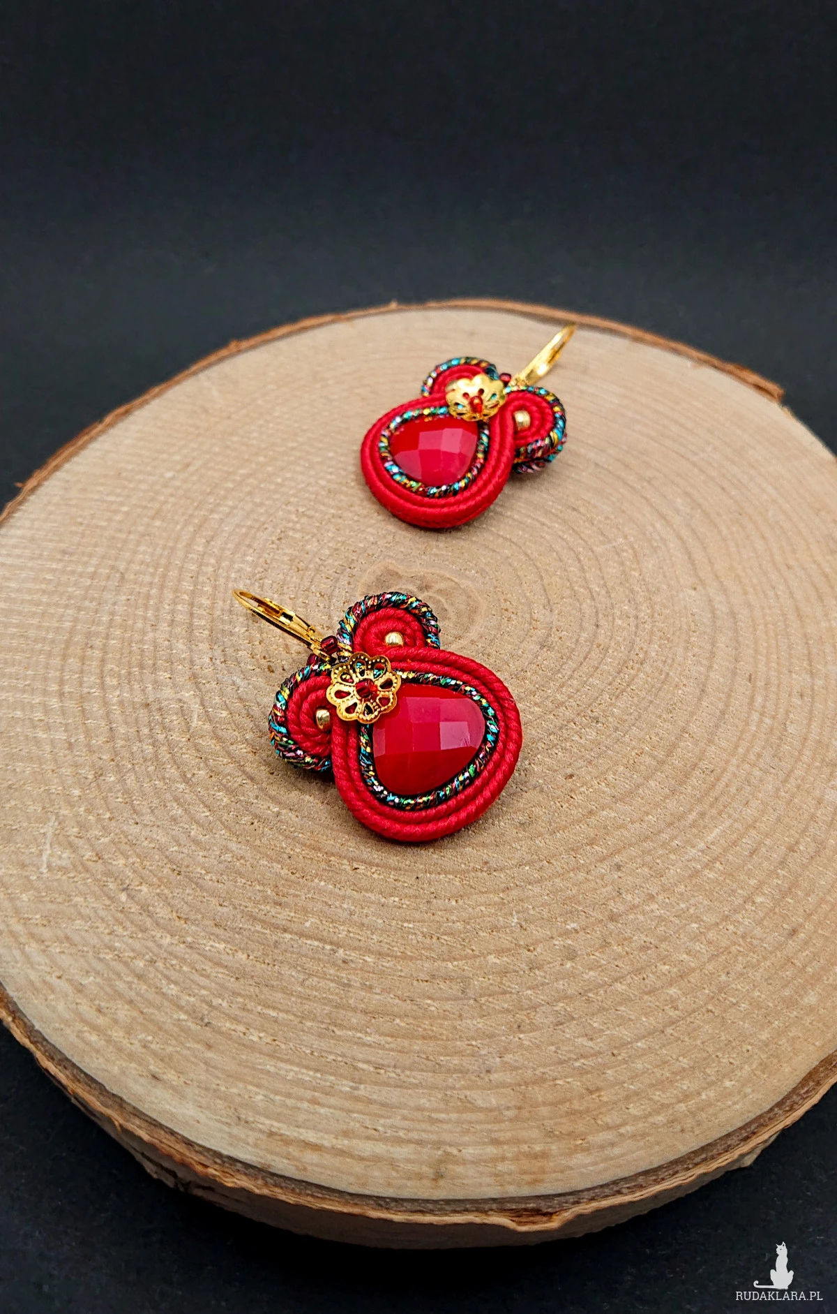 Czerwono-kolorowe małe kolczyki sutasz